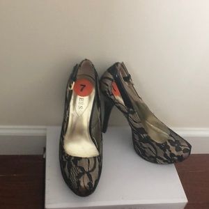 Guess pumps